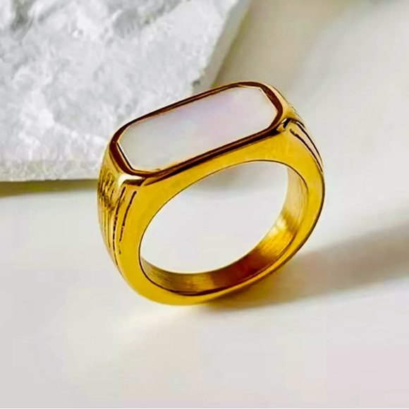 Elegant Gold and Mother of Pearl Women's Ring - Picture 3 of 3